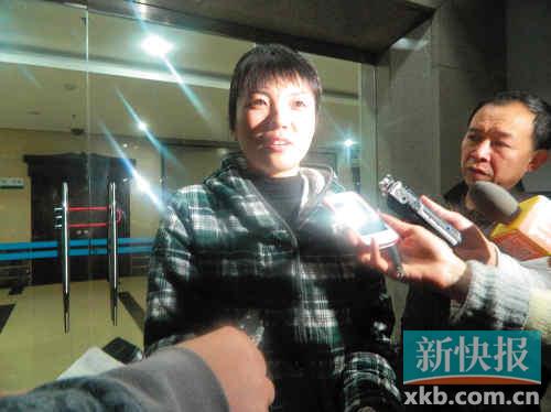 庭审后,阿梅接受媒体记者采访。 新快报记者 张恩杰/摄