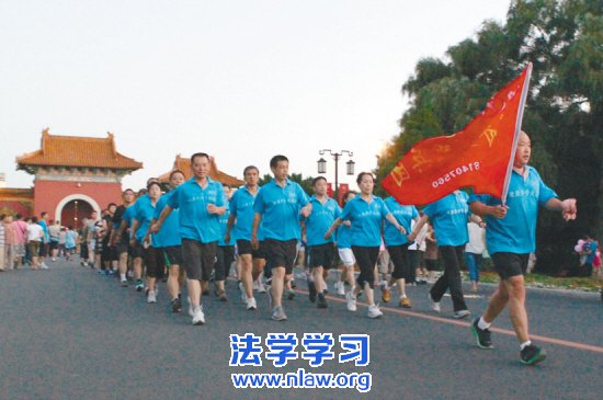 为什么走路锻炼都非要成团?_默夫