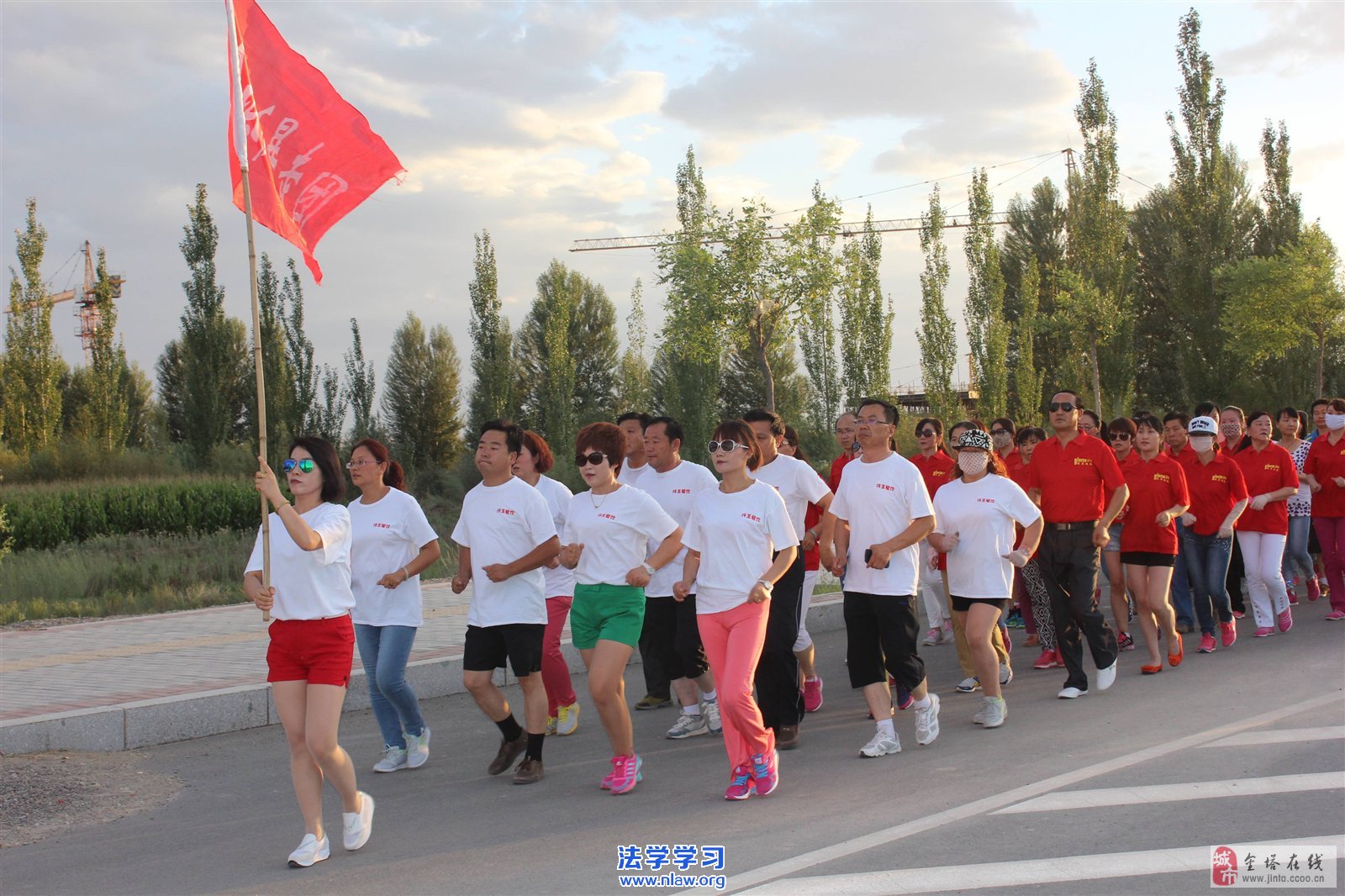 为什么走路锻炼都非要成团?_默夫