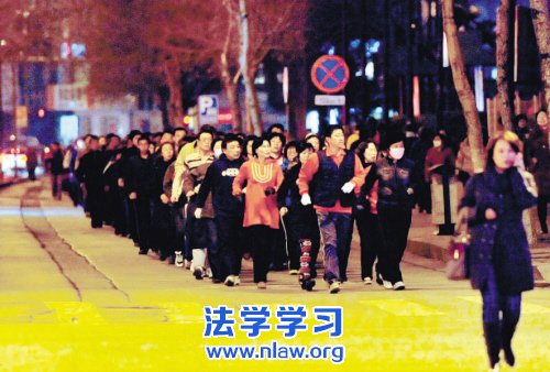为什么走路锻炼都非要成团?_默夫
