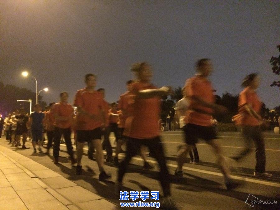 为什么走路锻炼都非要成团?_默夫