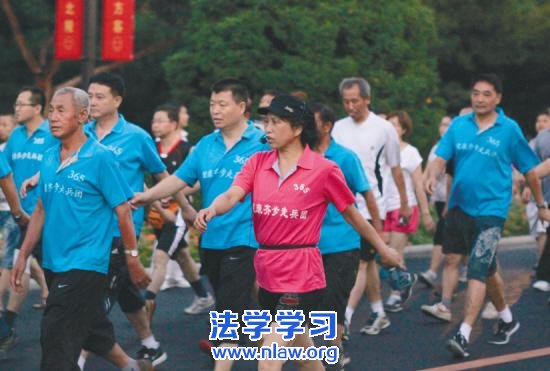 为什么走路锻炼都非要成团?_默夫