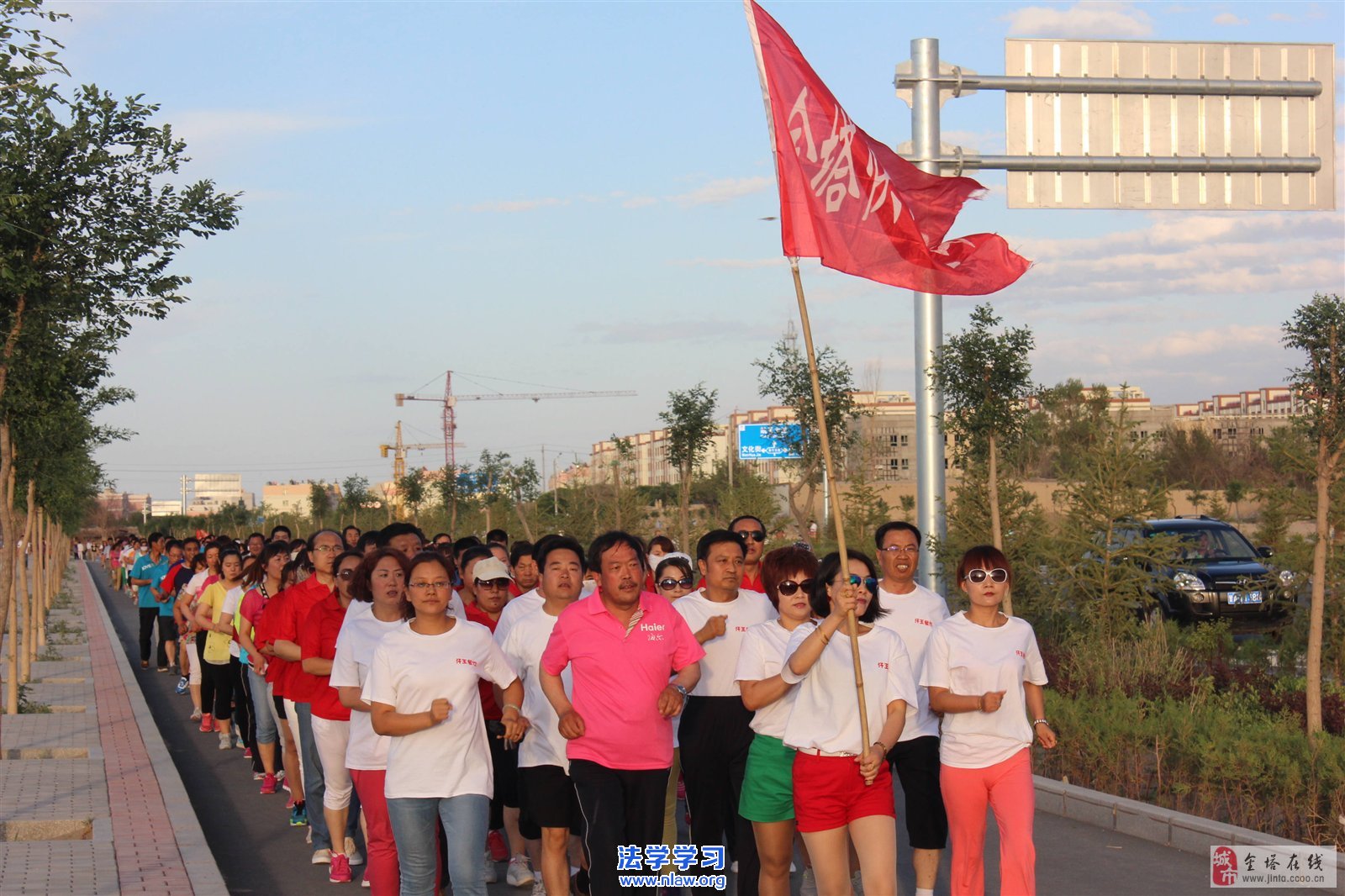 为什么走路锻炼都非要成团?_默夫