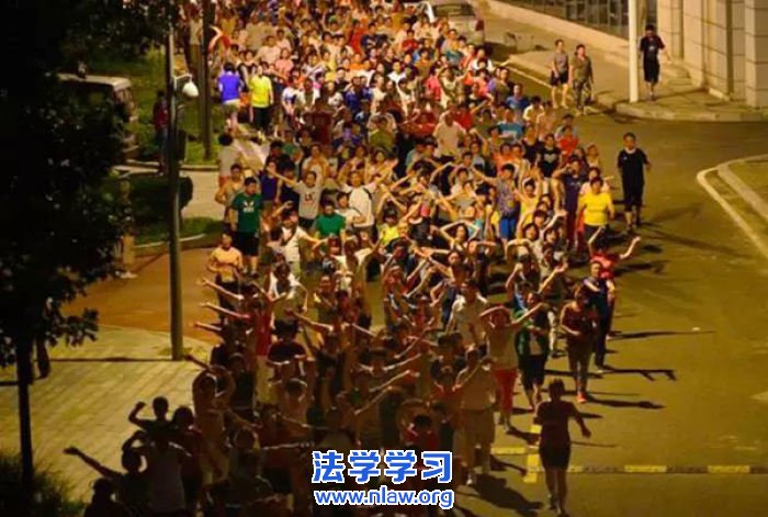 为什么走路锻炼都非要成团?_默夫